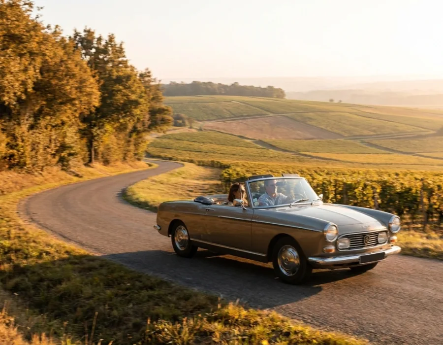 Voiture roulant sur une route de campagne en Dordogne par un matin d'automne